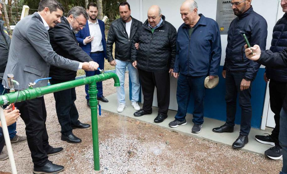 Foto de autoridades em cerimônia de inauguração