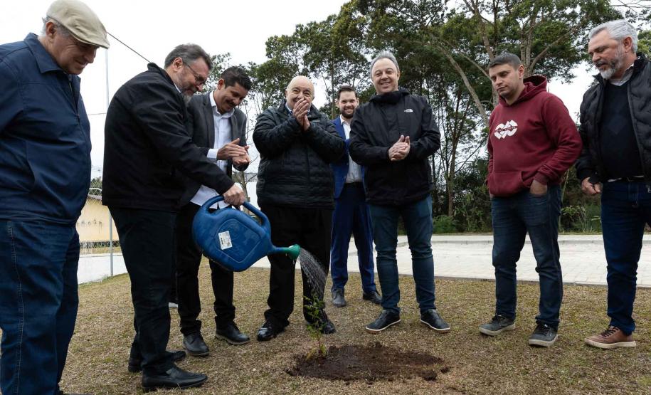 Foto de autoridades em cerimônia de inauguração