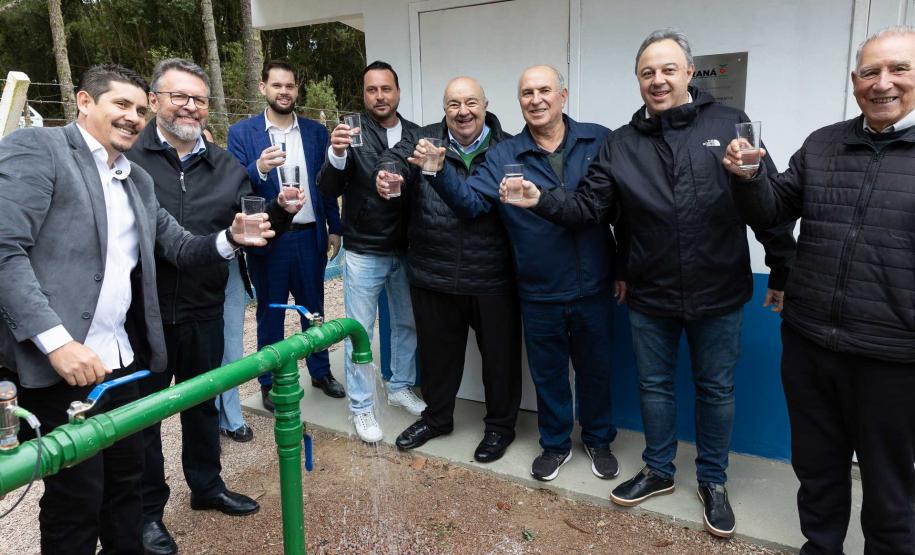 Foto de autoridades em cerimônia de inauguração