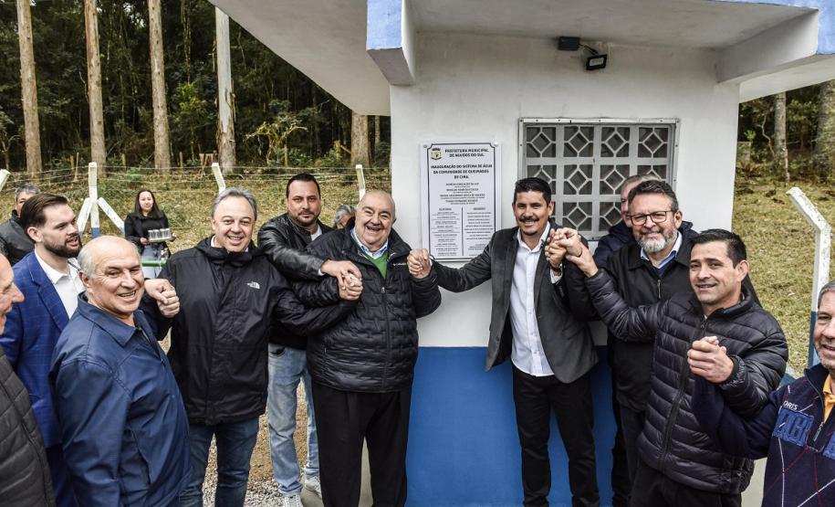 Foto de autoridades em cerimônia de inauguração
