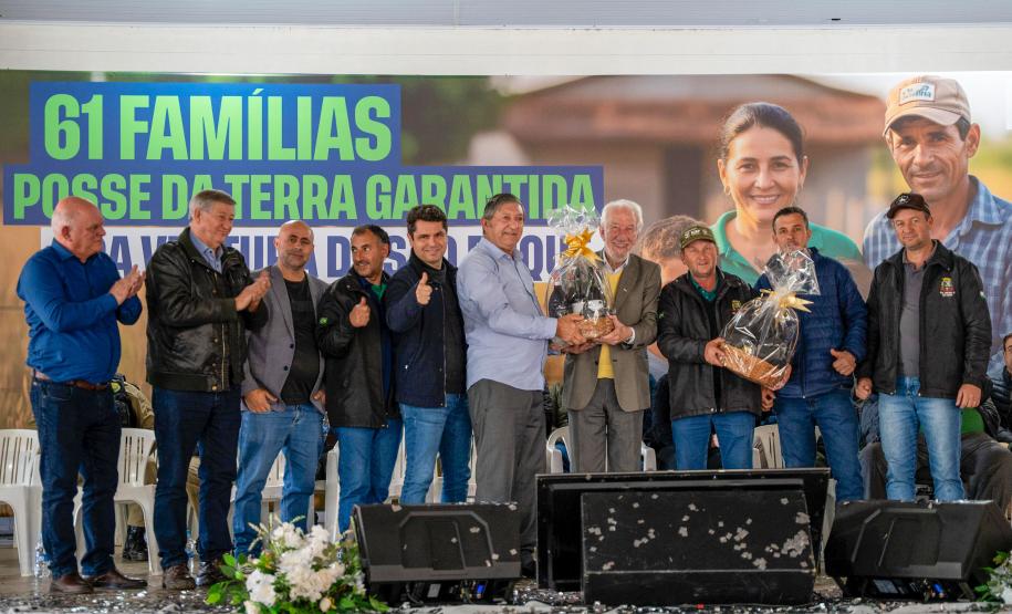 Foto de autoridades em evento de entrega dos títulos de regularização