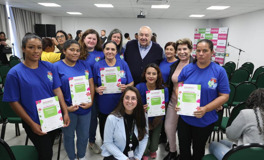Foto de cerimônia de formação de recicladoras