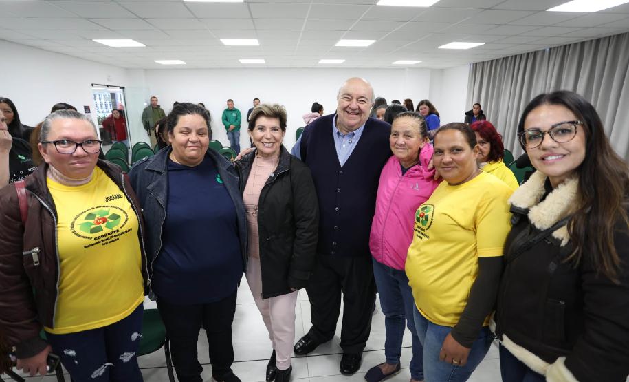 Foto de cerimônia de formação de recicladoras