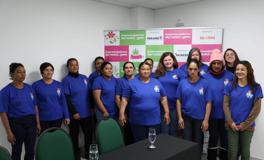 Foto de cerimônia de formação de recicladoras