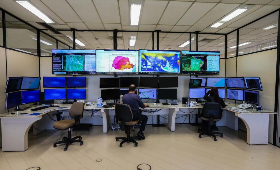 Foto de sala de monitoramento do Simepar