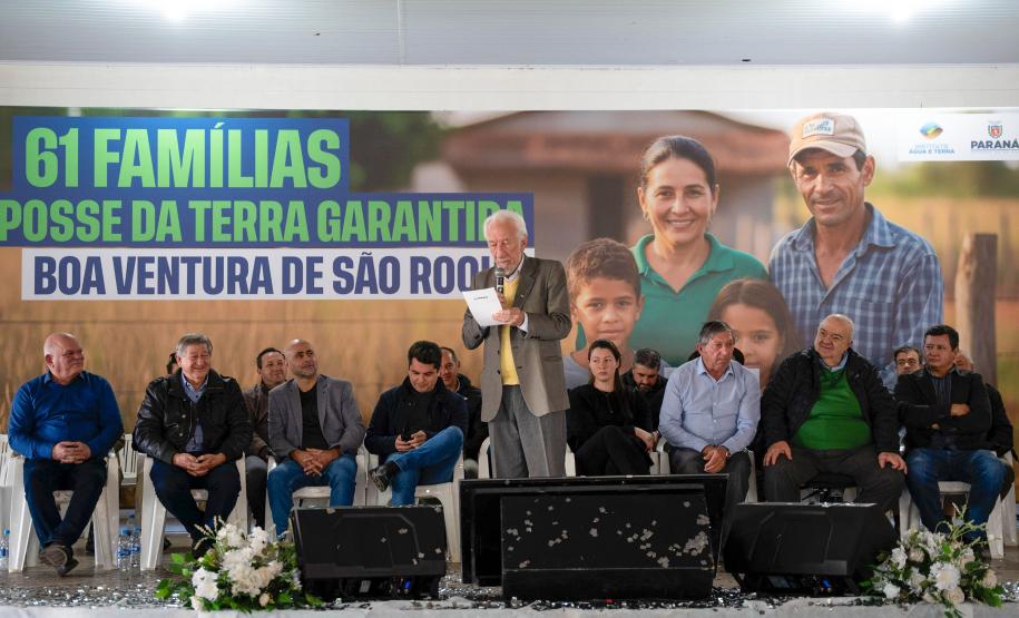 Foto de autoridades em evento de entrega dos títulos de regularização