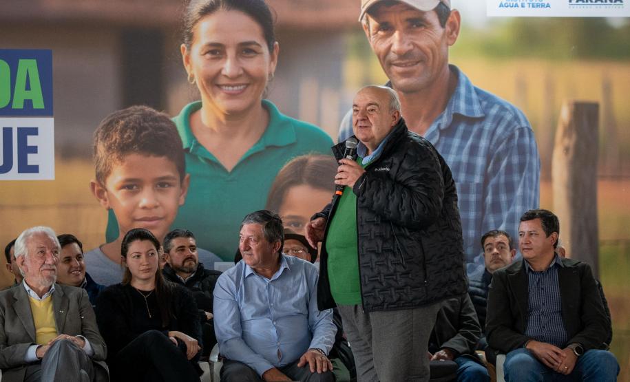 Foto de autoridades em evento de entrega dos títulos de regularização