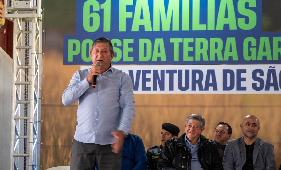 Foto de autoridades em evento de entrega dos títulos de regularização