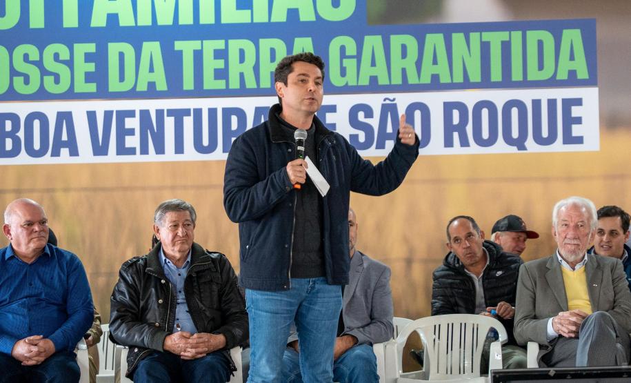 Foto de autoridades em evento de entrega dos títulos de regularização