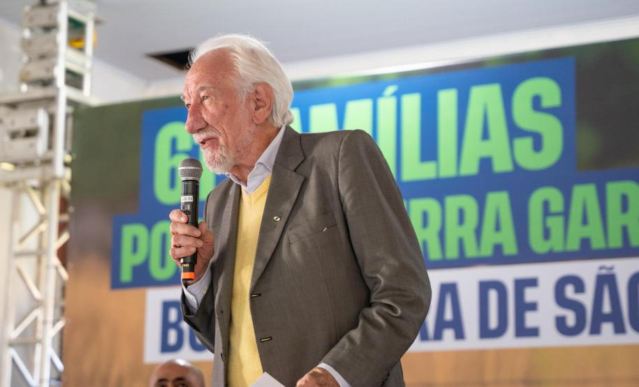 Foto de autoridades em evento de entrega dos títulos de regularização