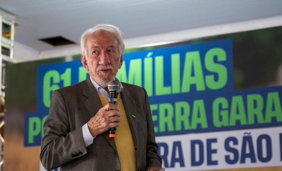 Foto de autoridades em evento de entrega dos títulos de regularização