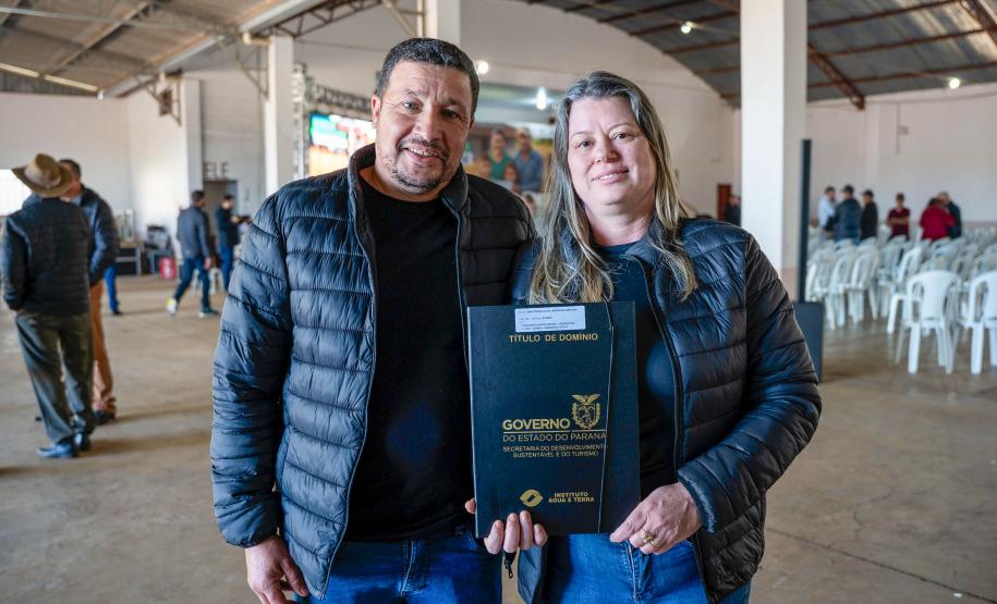 Foto de autoridades em evento de entrega dos títulos de regularização