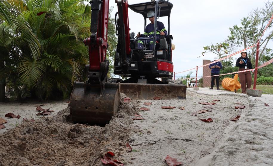 Foto de obras de saneamento da Ilha do Mel