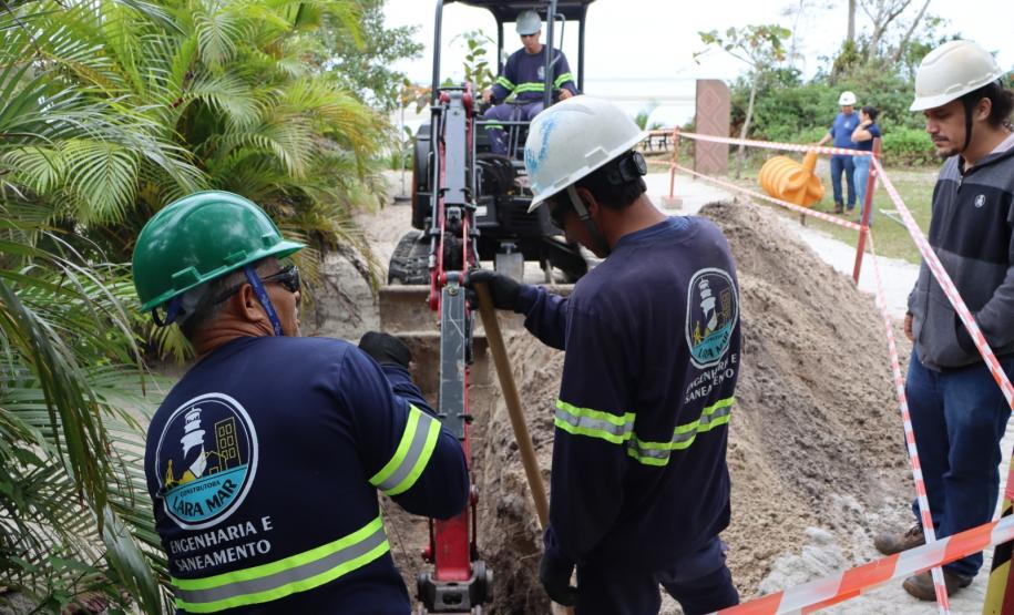 Foto de obras de saneamento da Ilha do Mel