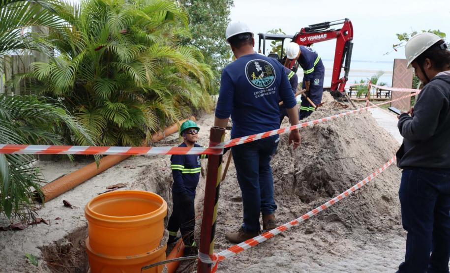 Foto de obras de saneamento da Ilha do Mel