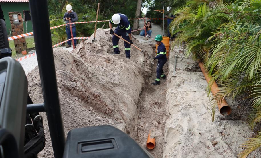 Foto de obras de saneamento da Ilha do Mel
