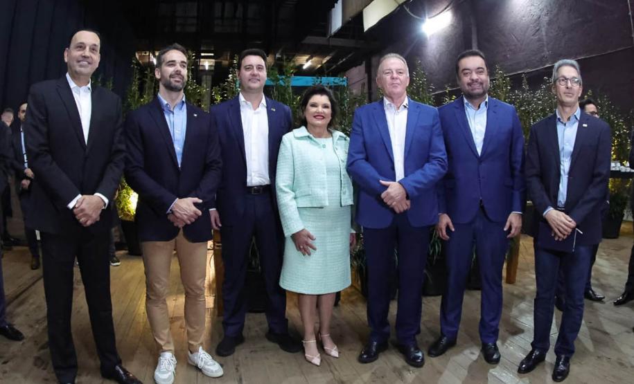 Foto de governadores em cerimônia
