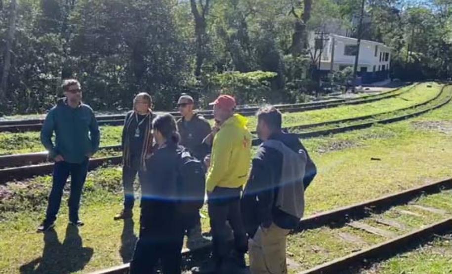 Foto de instalação de estação meteorológica no Parque Pico Marumbi