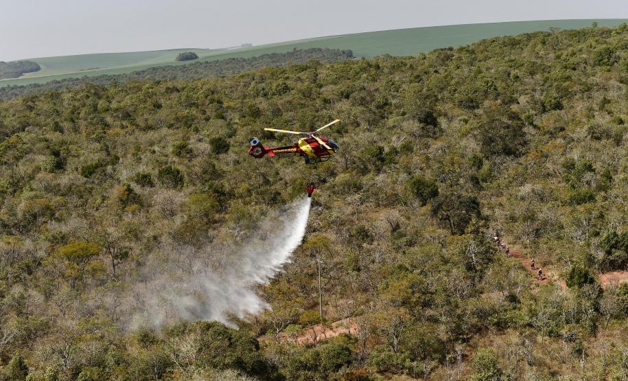 Foto de operação de queimada controlada no parque do Cerrado