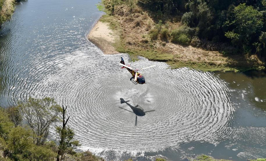 Foto de operação de queimada controlada no parque do Cerrado