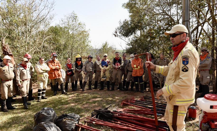 Foto de operação de queimada controlada no parque do Cerrado