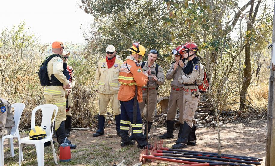 Foto de operação de queimada controlada no parque do Cerrado