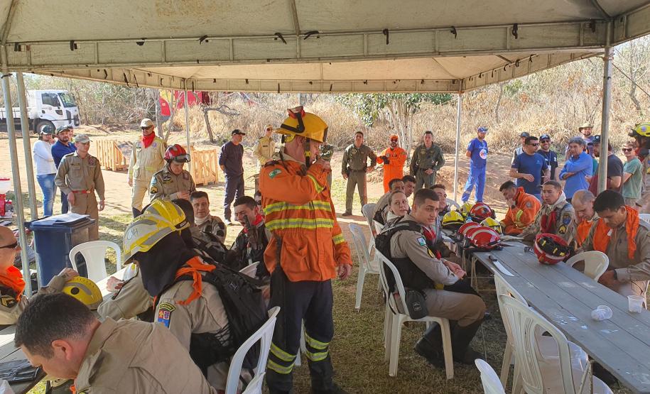 Foto de operação de queimada controlada no parque do Cerrado