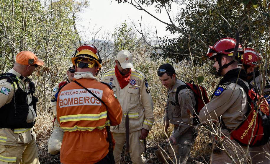 Foto de operação de queimada controlada no parque do Cerrado