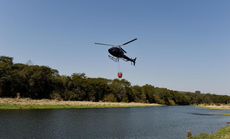 Foto de operação de queimada controlada no parque do Cerrado