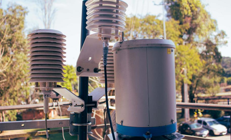 Foto de instalação de estação meteorológica no Parque Pico Marumbi