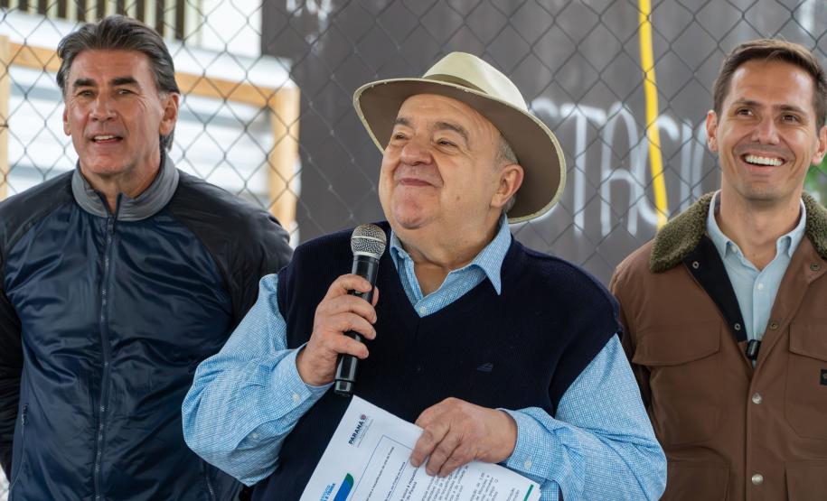 Foto de autoridades durante cerimônia da nova orla de Pontal