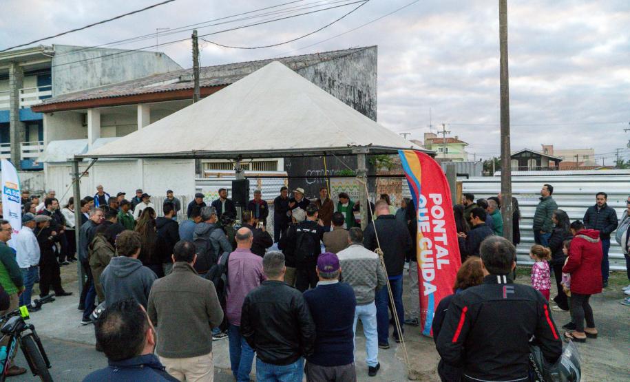 Foto de autoridades durante cerimônia da nova orla de Pontal