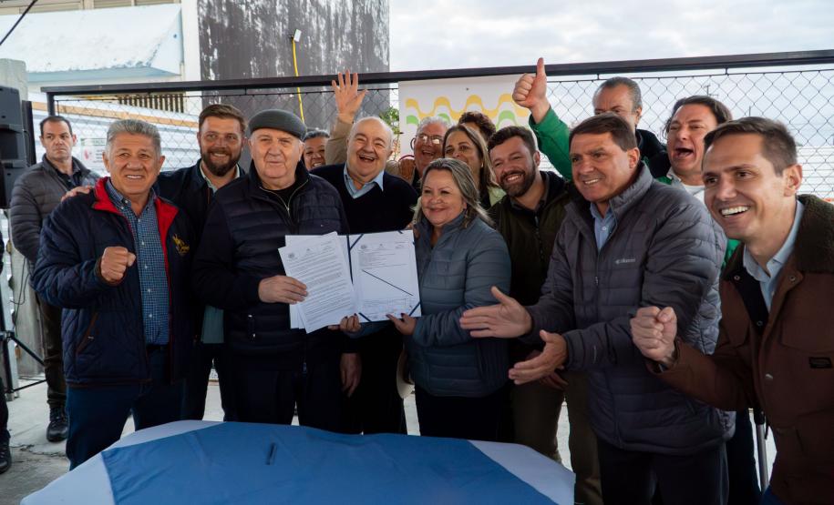 Foto de autoridades durante cerimônia da nova orla de Pontal