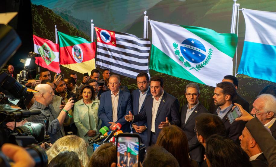 Foto de governadores em cerimônia