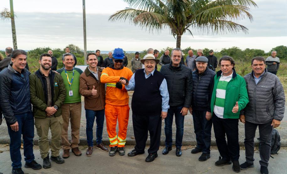 Foto de autoridades durante cerimônia da nova orla de Pontal