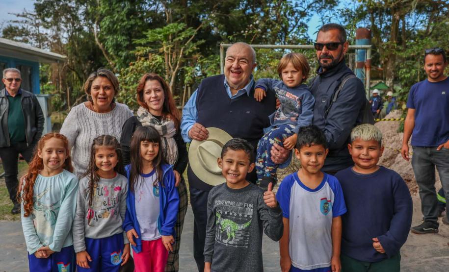 Foto de visita de autoridades a obras da Ilha do Mel