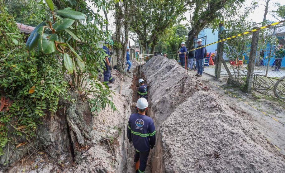 Foto de visita de autoridades a obras da Ilha do Mel