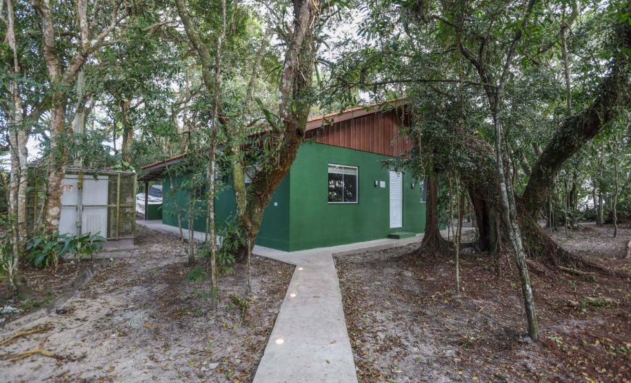 Foto de visita de autoridades a obras da Ilha do Mel