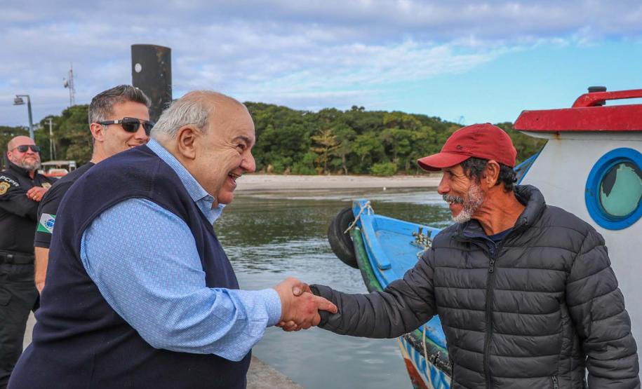 Foto de visita de autoridades a obras da Ilha do Mel