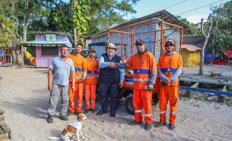 Foto de visita de autoridades a obras da Ilha do Mel