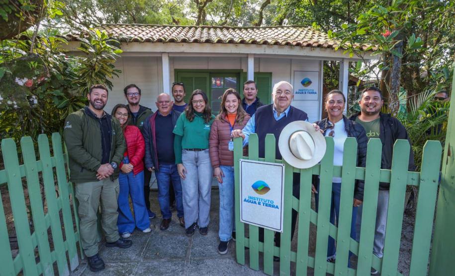Foto de visita de autoridades a obras da Ilha do Mel
