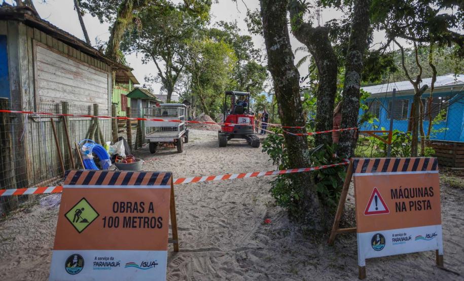 Foto de visita de autoridades a obras da Ilha do Mel