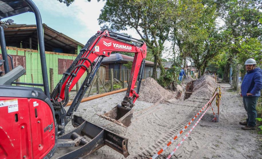 Foto de visita de autoridades a obras da Ilha do Mel