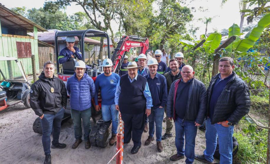 Foto de visita de autoridades a obras da Ilha do Mel
