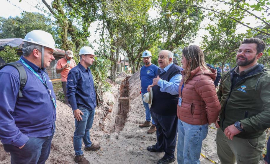 Foto de visita de autoridades a obras da Ilha do Mel