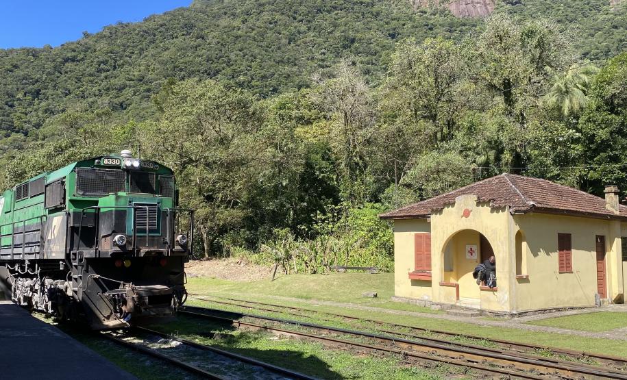 Foto de instalação de estação meteorológica no Parque Pico Marumbi