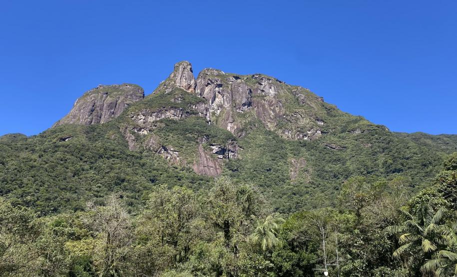 Foto de instalação de estação meteorológica no Parque Pico Marumbi