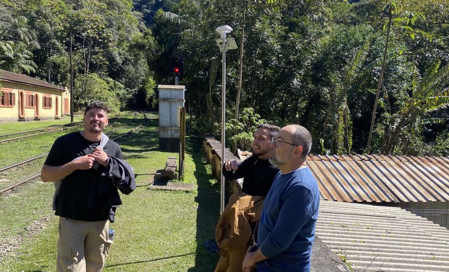 Foto de instalação de estação meteorológica no Parque Pico Marumbi