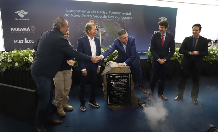 Foto de cerimônia de pedra fundamental do Porto Seco