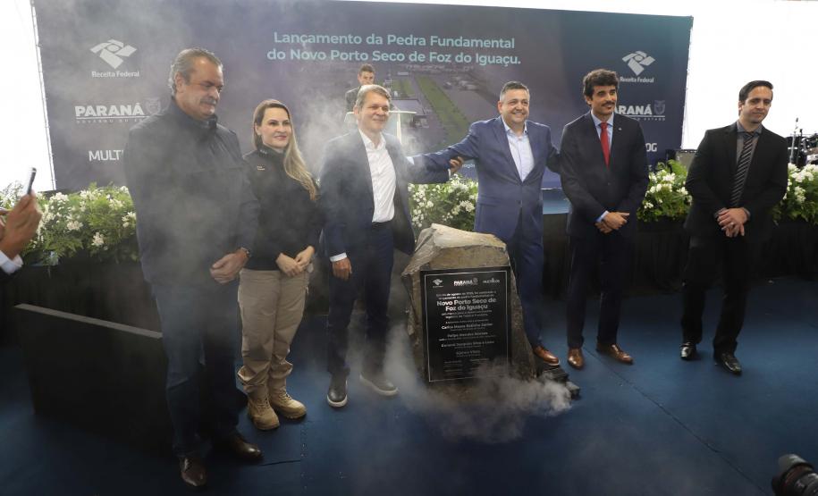 Foto de cerimônia de pedra fundamental do Porto Seco